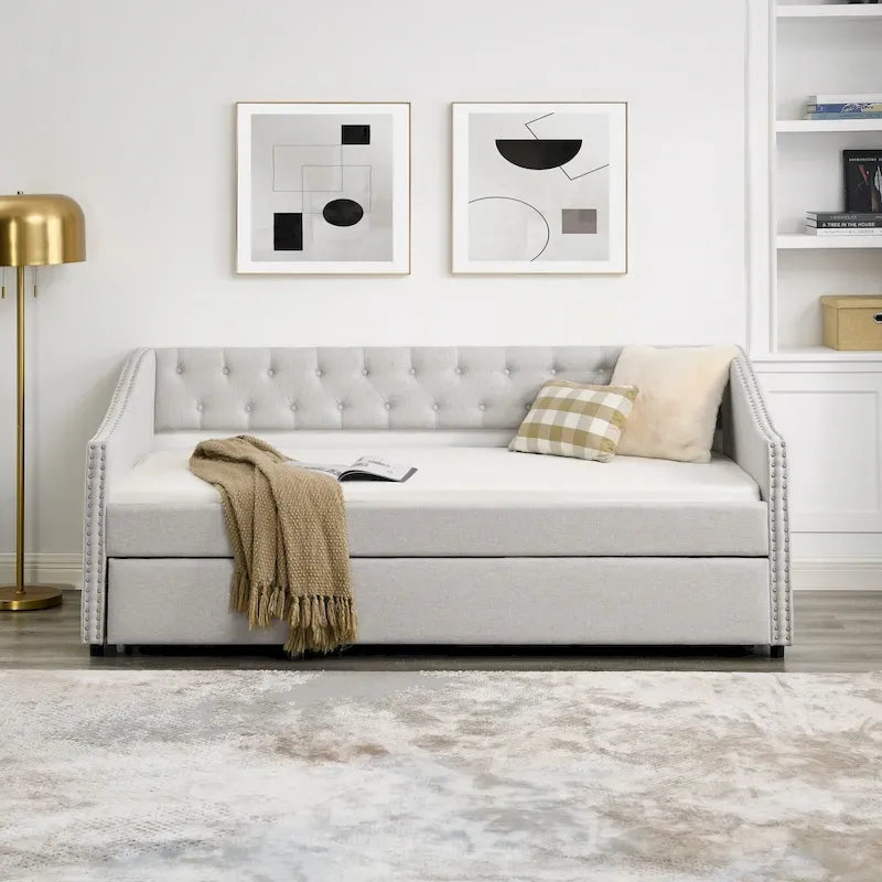 Daybed Imbottito Singolo con Letto Estraibile, Schienale Trapuntato a Bottone e Braccioli a Onda con Borchie – Grigio / Beige, Posti Letto 1–2